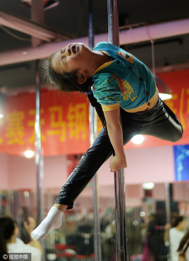 女生练瑜伽练哭了 t01afd20e3964327066.jpg?size=743x1024