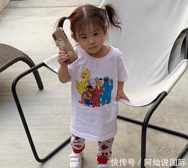 陈冠希又晒女儿萌照,Alaia表情高冷,两条辫子抢