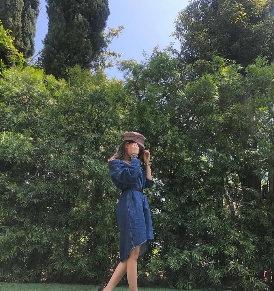 昆凌穿复古牛仔裙小露香肩秀美腿,头戴贝雷帽