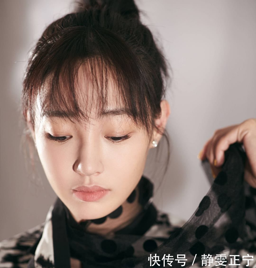 白百何放弃空气留短发,扎短发头配好处刘海,竟冬天剪丸子的长发图片