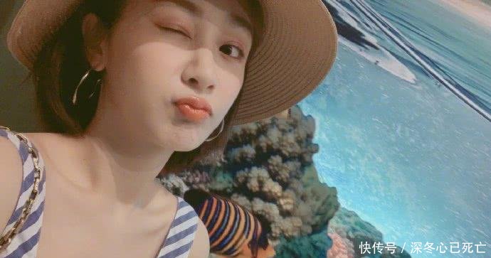 杨紫公司组团旅游照 嘟嘴卖萌灵动俏皮, 清新靓