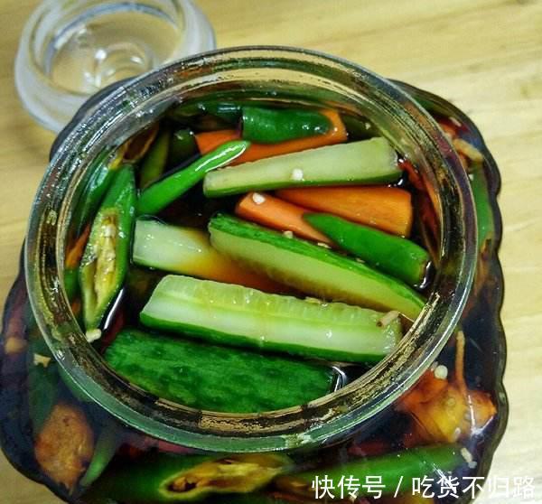 腌黄瓜放什么佐料 t01b256d7d10868e677.jpg