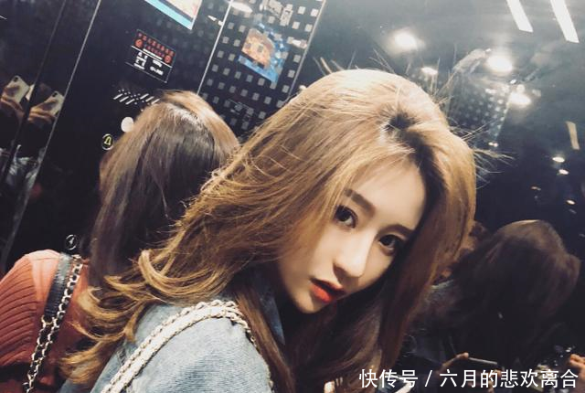 抖音温婉浓妆学跳舞,停车场的那个女人不仅老