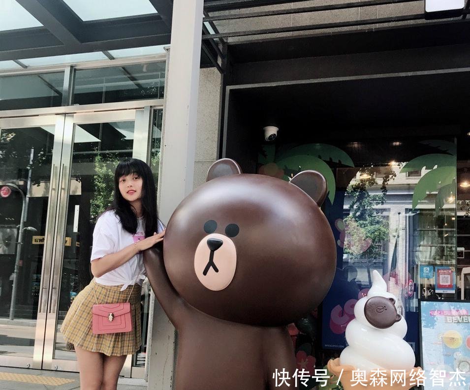 赵丽颖出席活动后台照与助理久违同框, 元元变