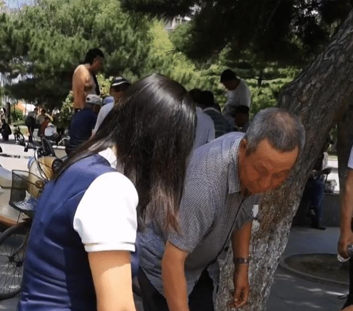 美女小宝小时候太傻了,放着大美女不看,只顾着图片撩衣服铁甲图片