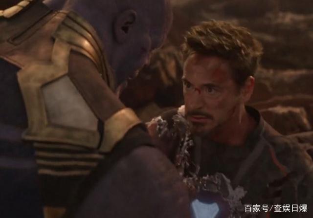 《复仇者联盟4》钢铁侠葬礼上有个年轻人停留