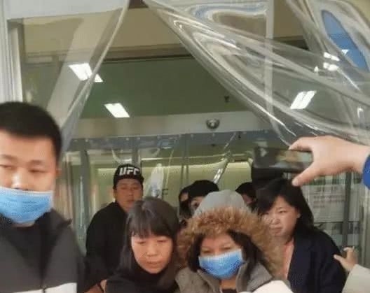 赵丽颖产后出院,冯绍峰全程用身体护送,撒红包