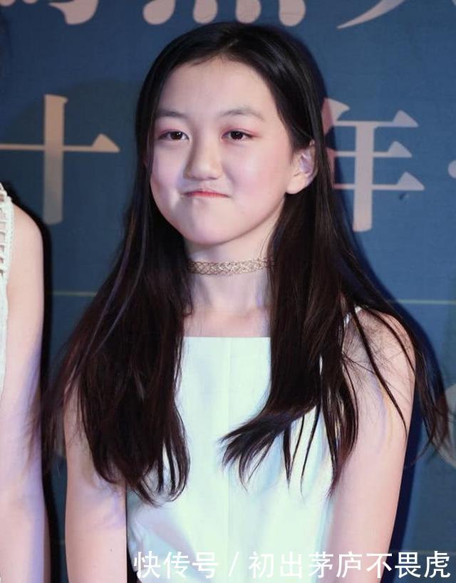 李亚鹏带李嫣同台走秀,兔唇3次手术花费百万,