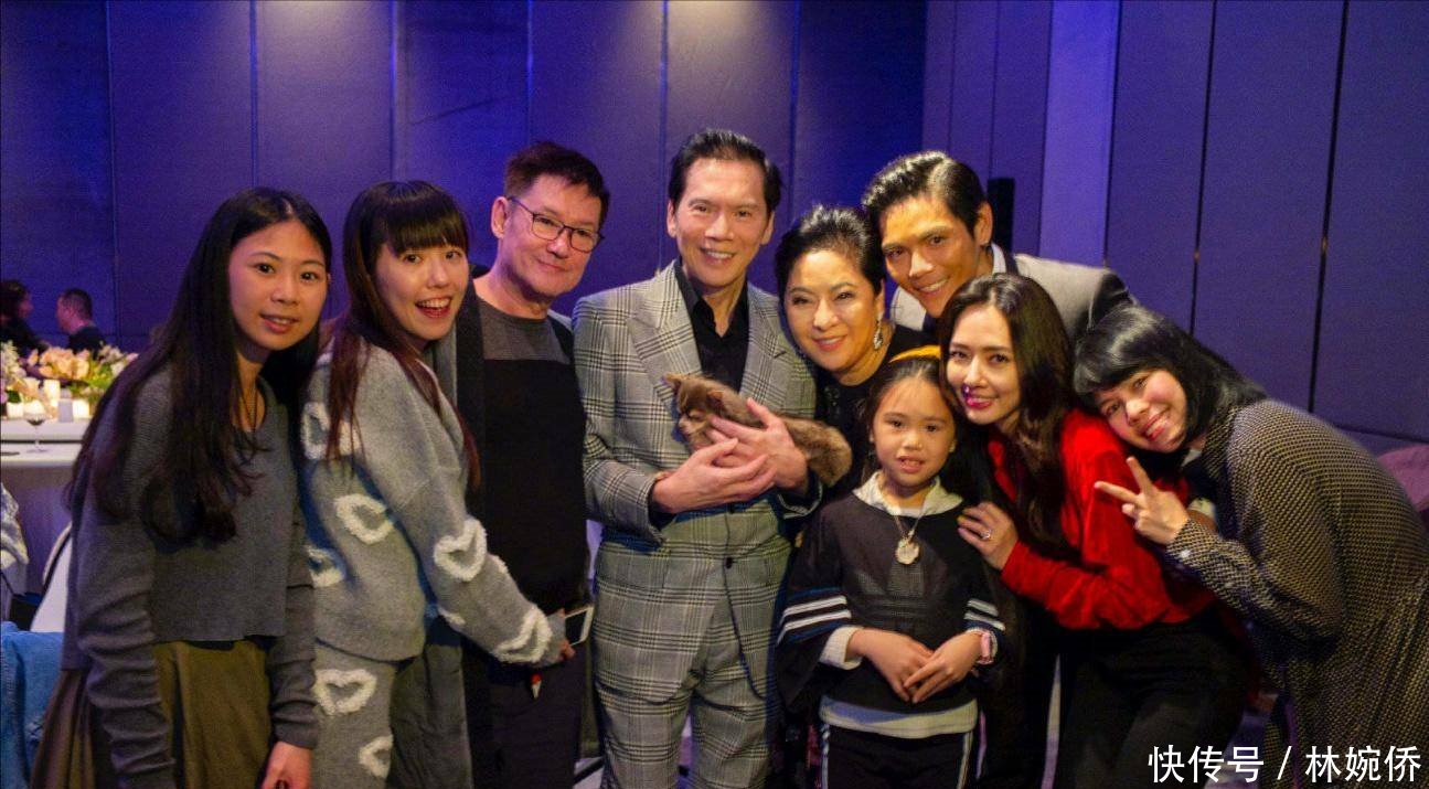 向佐求婚郭碧婷成功钻戒惹人注目,向太官宣娱