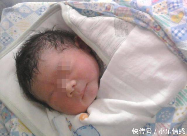 孩子都生完了，婆婆连面都没露，偶然翻看老公手机，我笑着出院