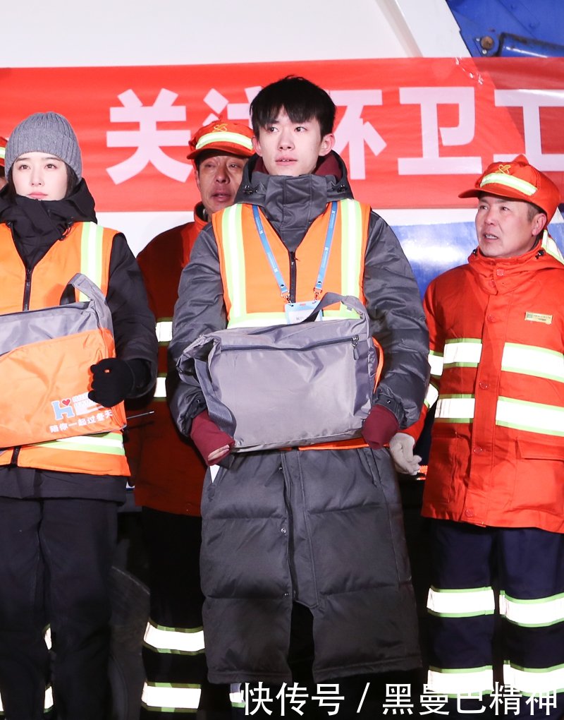 韩红爱心活动关爱环卫工人 易烊千玺体验扫马路