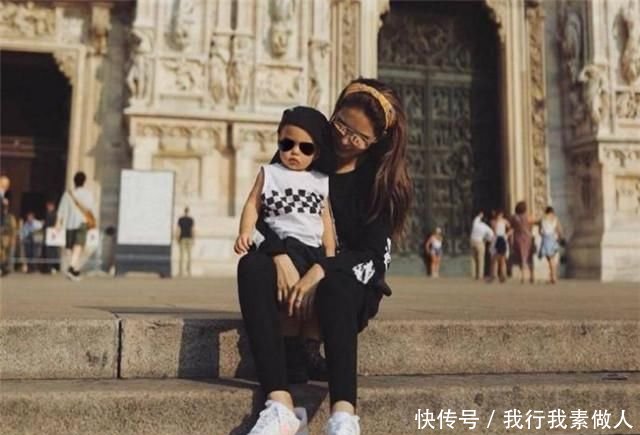 周杰伦晒儿子照片 小小周站在跑车旁边耍帅