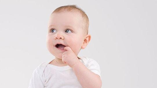 宝宝吃手会把细菌吃进肚子里,影响健康然而宝宝吃手越吃越聪明