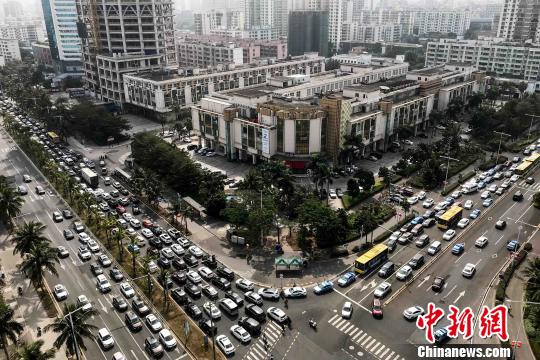 雾锁琼州海峡 海口过海车辆大量积压致拥堵