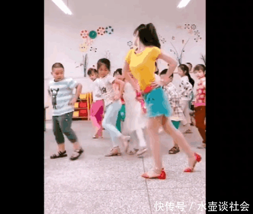 96年女幼师教学生跳舞蹈, 这身材, 网友: 还收2