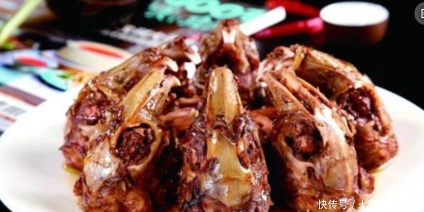 张靓颖教谢霆锋吃兔头方法,对方却一脸嫌弃,真