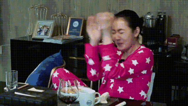 小S一来就变搞笑，看到S姐妹热热闹闹还是戳到了我们的青春！