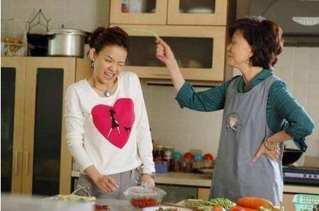 城里小伙爱上农村妹,傲慢母亲坚决反对,最终还是给儿媳妇认错