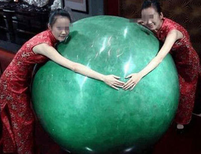 男子野外找到8吨重的“夜明珠”,商家出400万天价收购,他只回应