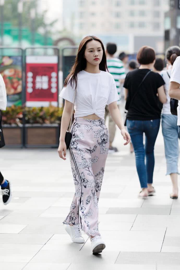 路人街拍:小姐姐真好看,一件粉色碎花裤,走出时髦感! 99真人平台