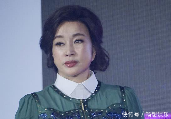 吓死了!62岁刘晓庆脸颊肿出金鱼腮,网友现在觉