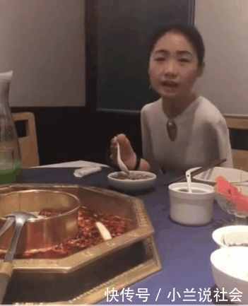 90后独臂美女用脚吃网友,美女:这火锅得劲tube味道8图片