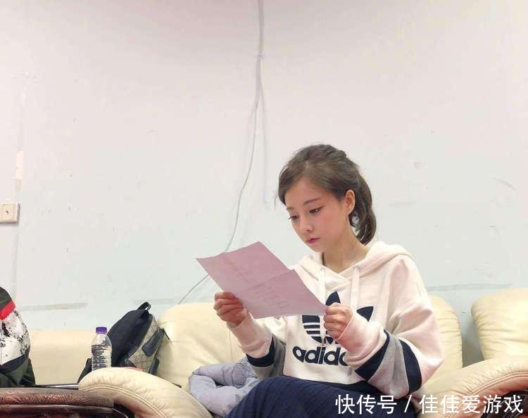 冯提莫高中艺考照被扒,没有老师和Cosplay,这高中教学浓妆美术图片