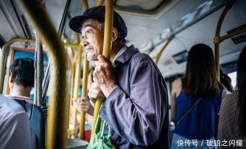 老人坐公交车没带钱,乘客向司机求情,司机说的话让全车人沉默了