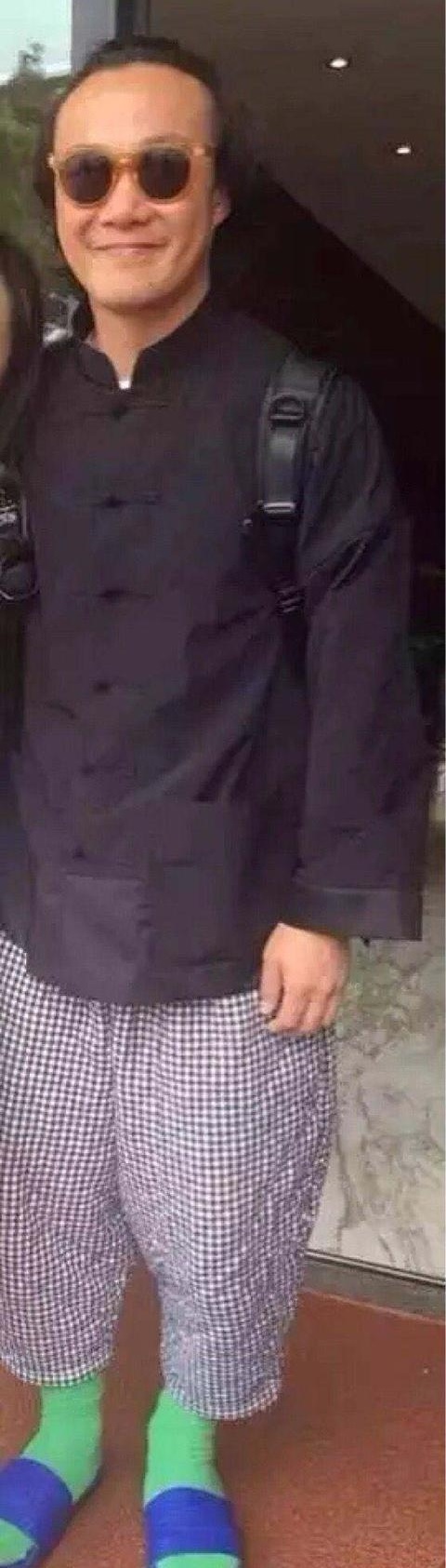 被老婆带偏？陈奕迅衣品奇葩，被网友吐槽从头到脚都是灾难！