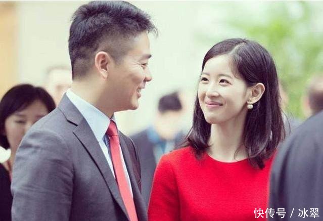 章泽天再现望夫眼刘强东为员工办家宴,奶茶妹