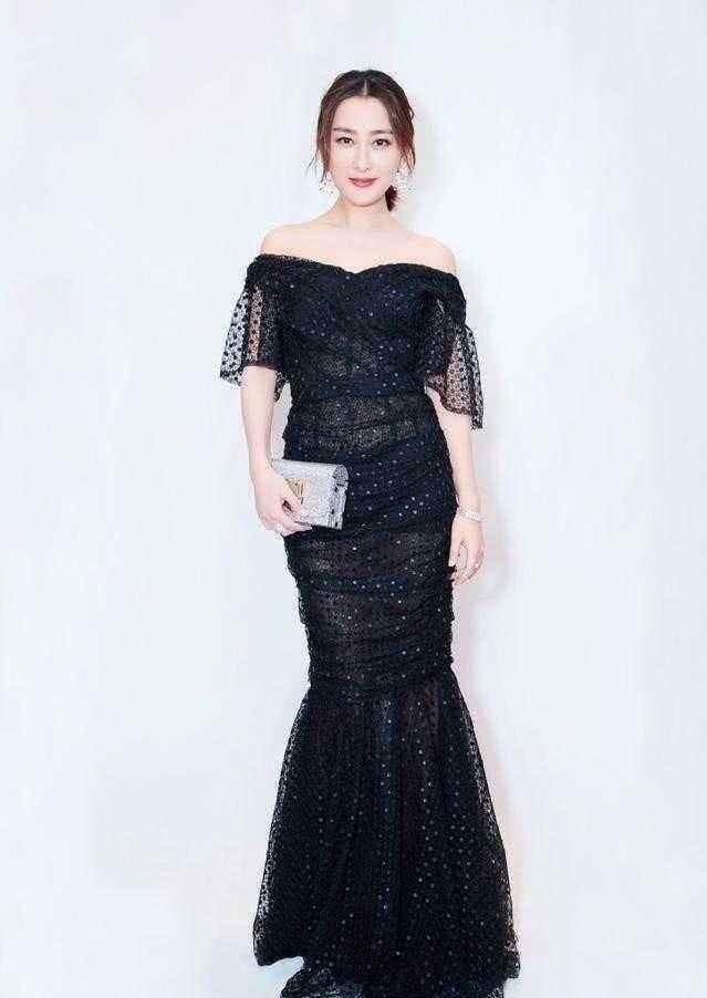 马苏一身黑色透视长裙亮相活动,网友:里面都被