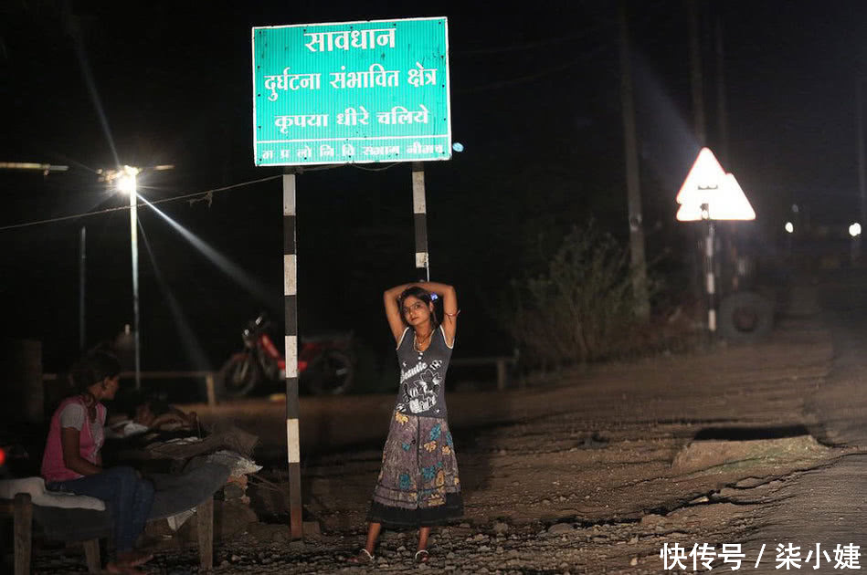 印度公路边悲惨的性工作者,她们都是家中的长女