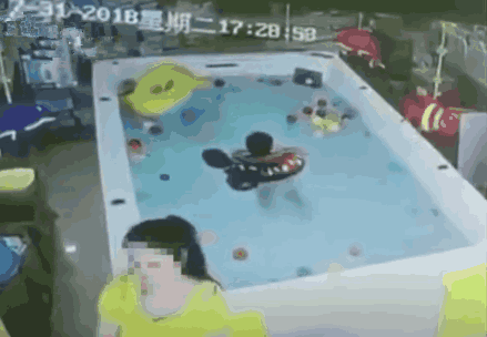 1岁宝宝游泳溺水90秒死亡, 粗心妈妈一旁玩手