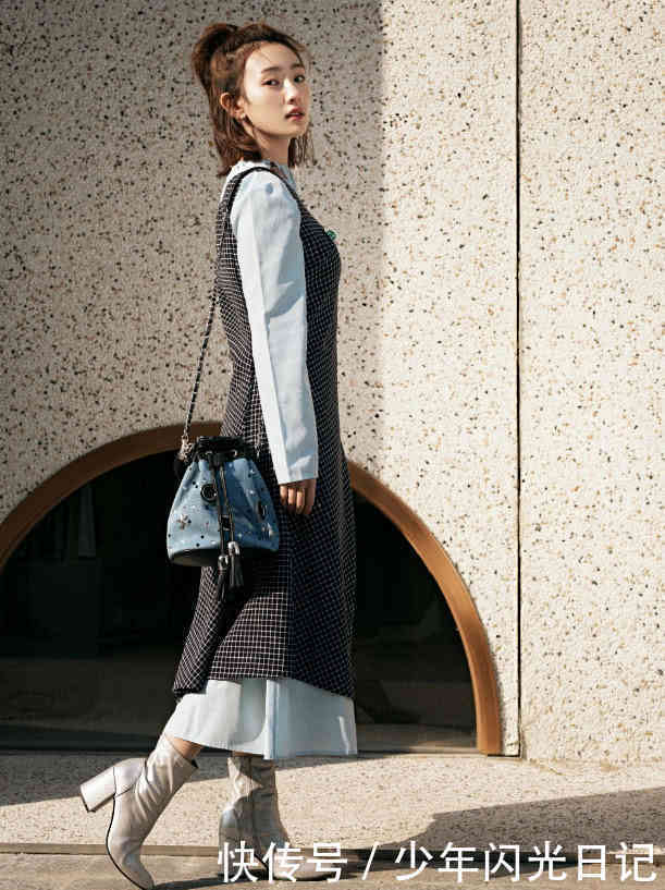 她凭《双世宠妃》走红,如今和关晓彤同学谈恋