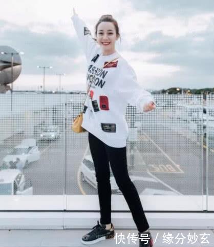 迪丽热巴这是个什么造型?渔网袜和卫生纸鞋