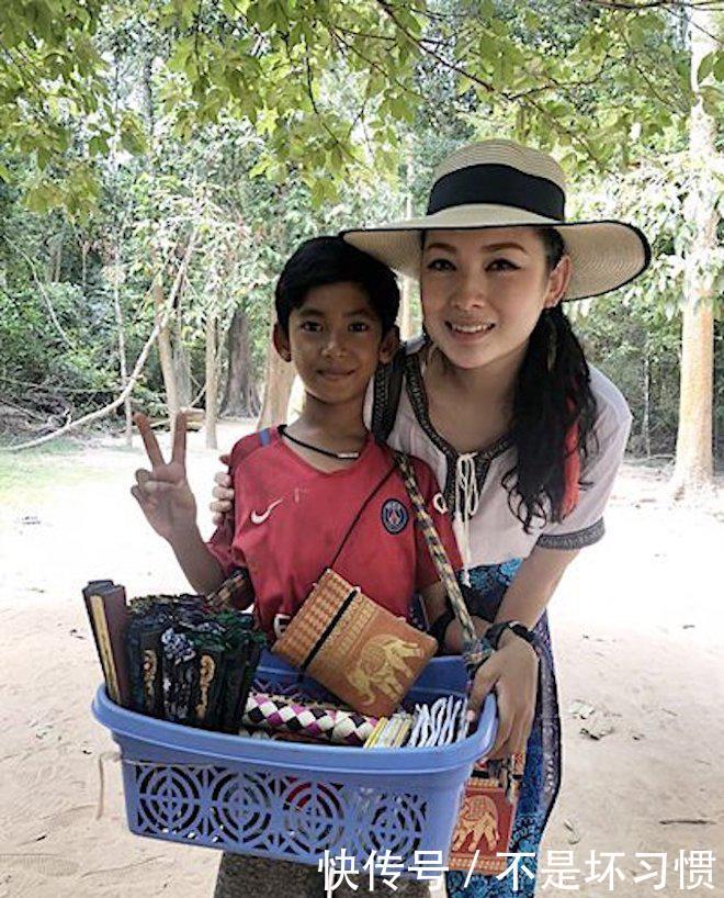 柬埔寨7岁男孩用8种语言卖东西,唱中文歌《我