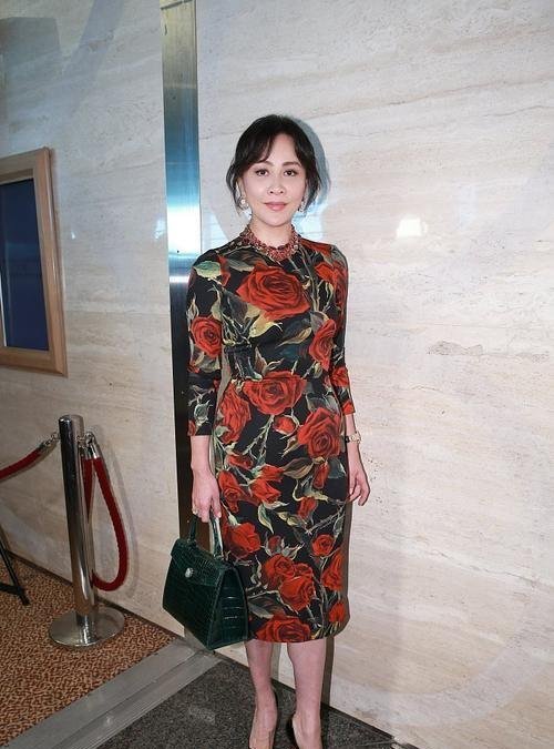 53岁刘嘉玲穿大花裙展复古情怀