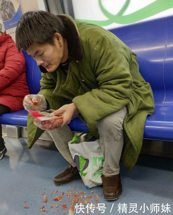 北京一男子地铁内吃小龙虾,虾壳吐了一地扔垃