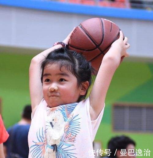 姚明女儿姚沁蕾刚满8岁,身高160,超越郭敬明赶