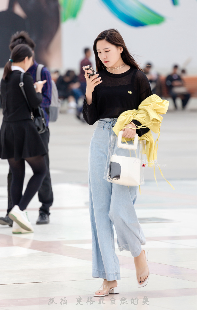 路人街拍,透明的包包,透明的凉拖,美女夏日必备