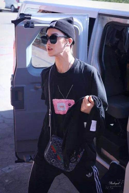 NP偶像团体终于集体换训练服上班,蔡徐坤朱正