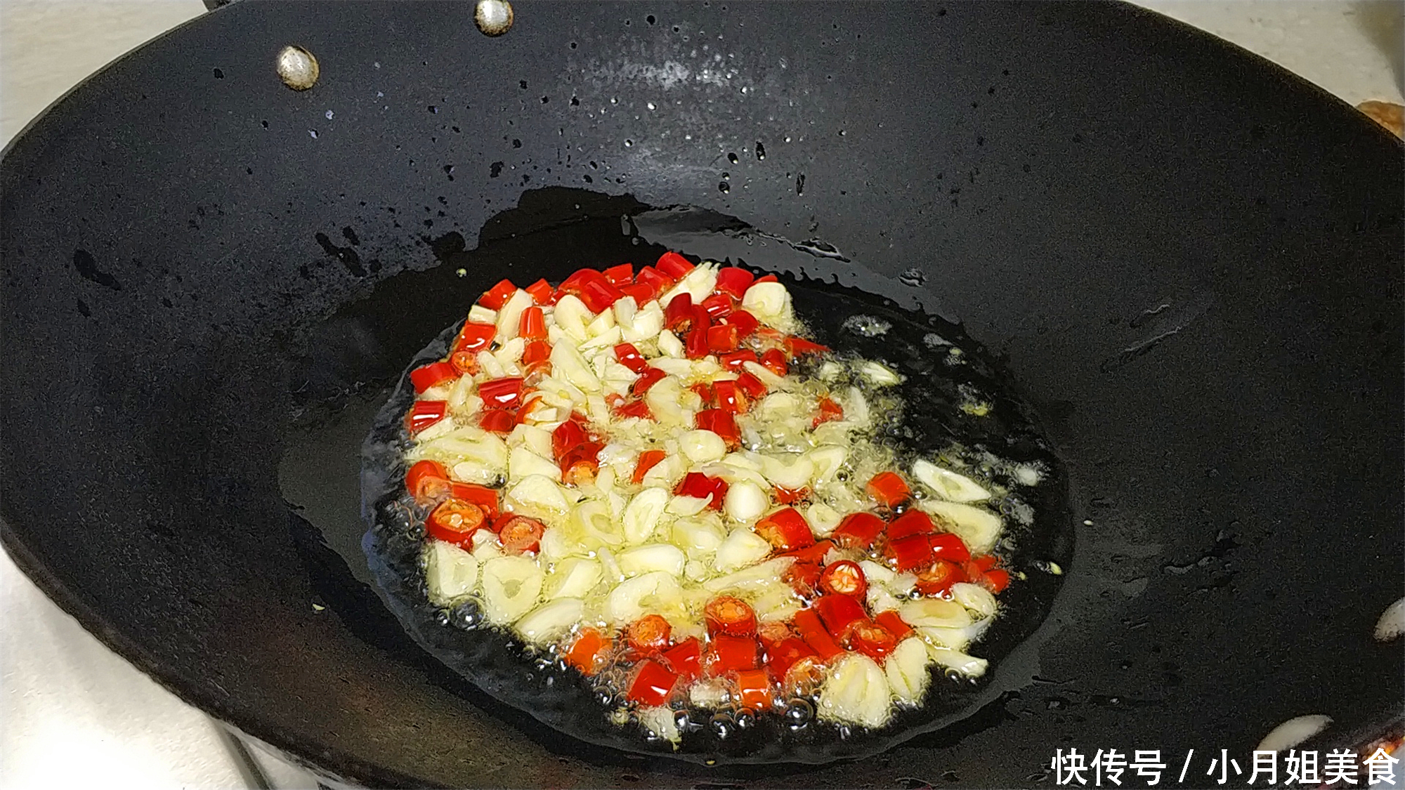 做家常炖鱼吃腻了,教你一种特色吃法,口感爽滑,开胃下饭