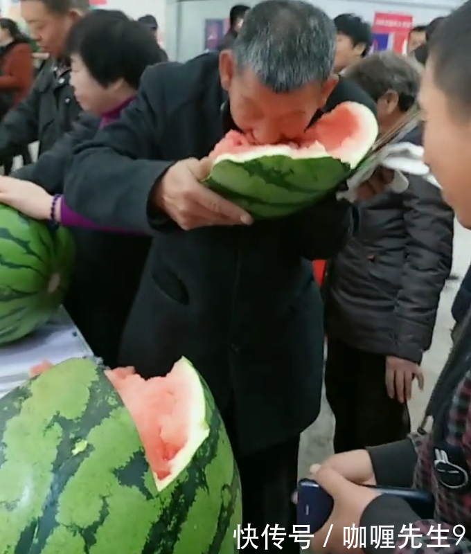 农民种出的巨型西瓜,单个重百斤,二十个人一