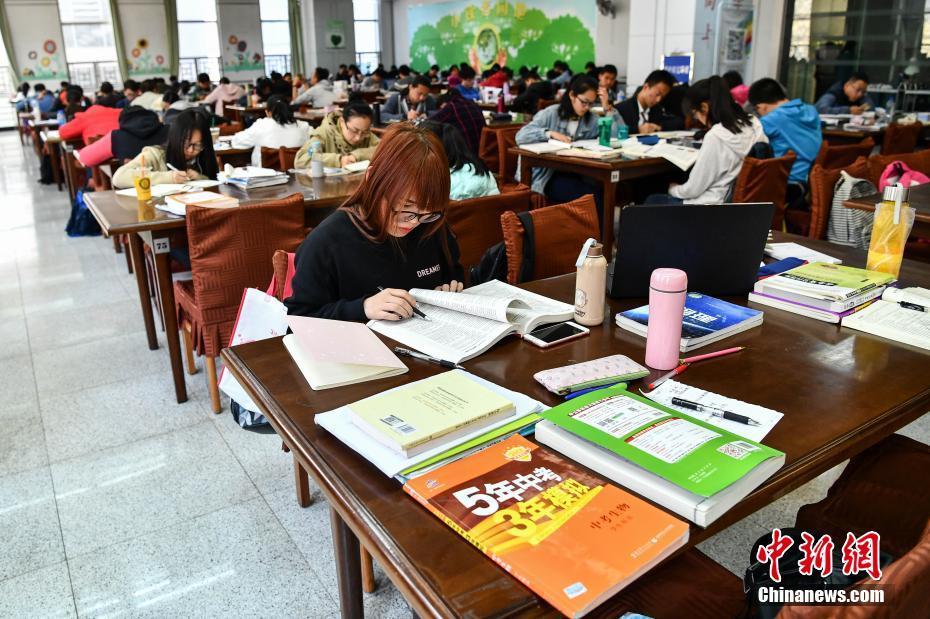 开学在即 昆明中小学生扎堆图书馆赶作业