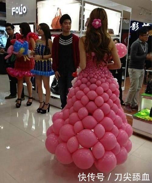 妹子,气球做的裙子你也敢穿出来啊,不怕一会跑