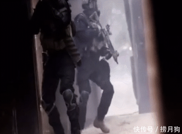 图为特种部队在实战中的枪线处理战术