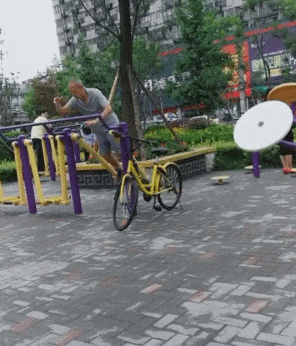 搞笑gif: 一下班, 就迫不及待的脱鞋闻一闻, 够味! 就