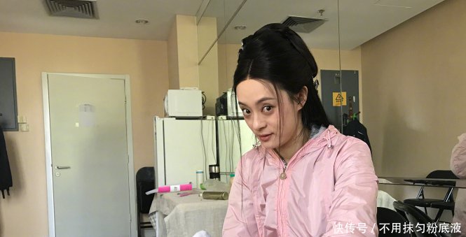 孙俪妈妈奶奶的年纪女儿的身材,混血五官无皱