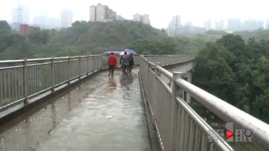 \＂天桥\＂建成无法行走? 原是高压线缆跨河隧道