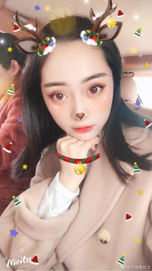 大连美女老总平安夜送祝福晒靓照 中国足球不